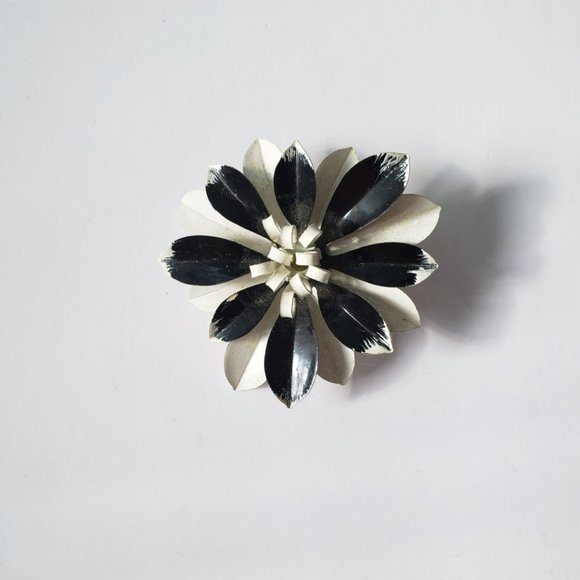 Abstract Metal Black/White Flower Pin - Picture 2 of 6